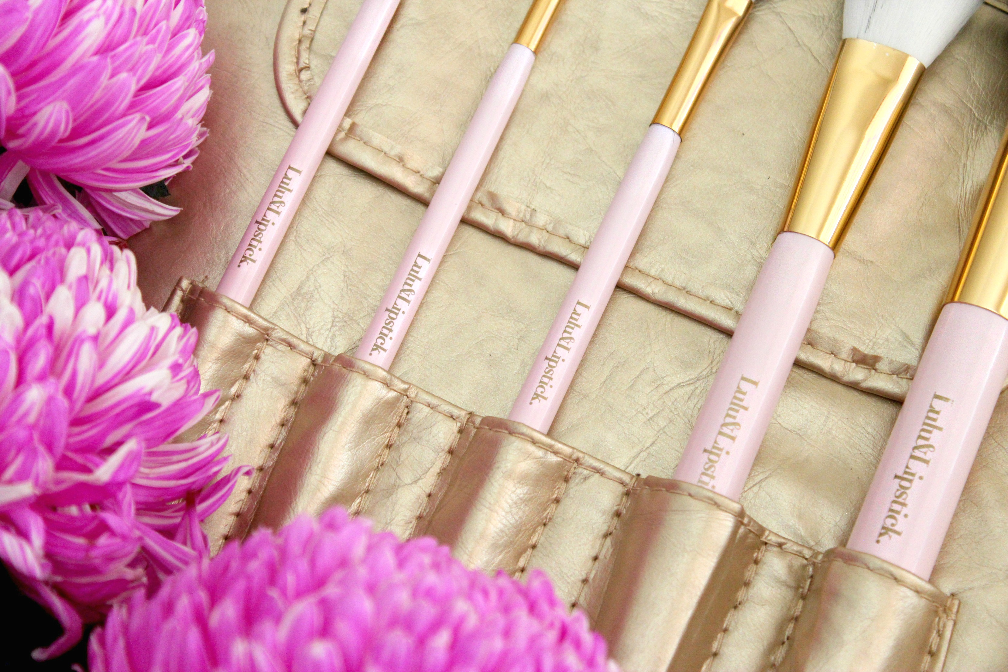 alt="Makeup Brushes"